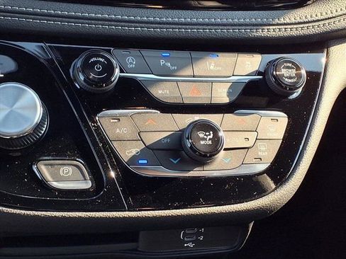 New 2026 Chrysler Pacifica Select image 9