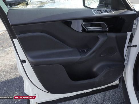 Used 2019 Jaguar F-PACE Premium image 15
