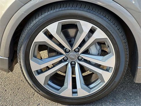 Used 2019 Audi Q8 Prestige w/ Luxury Package image 10