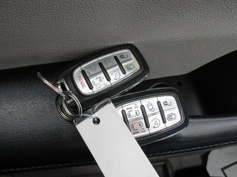 Used 2020 Chrysler Pacifica Limited image 18