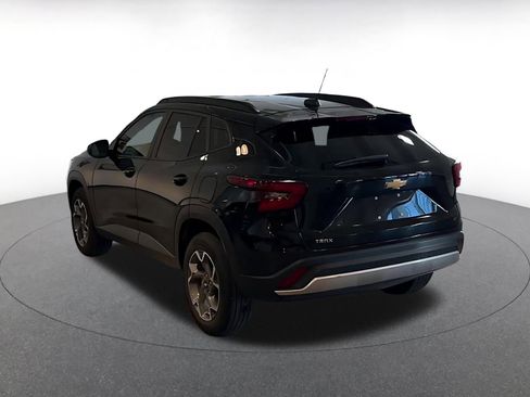 Used 2025 Chevrolet Trax LT w/ LT Convenience Package image 11