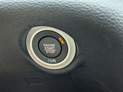 Used 2025 Chrysler Pacifica Limited FWD image 31