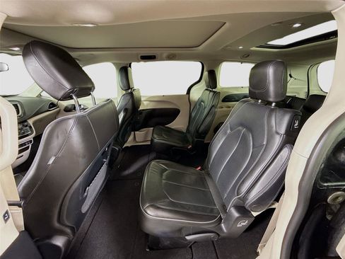 Used 2019 Chrysler Pacifica Limited FWD image 18