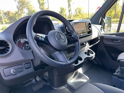 Used 2025 Mercedes-Benz Sprinter 2500 image 9