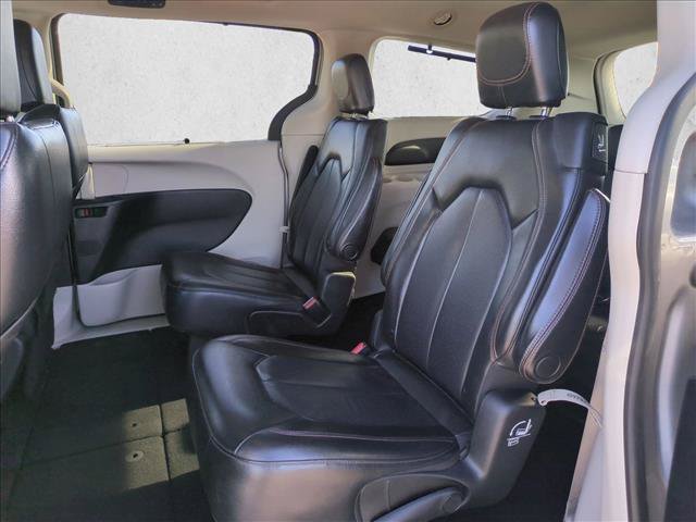Used 2020 Chrysler Pacifica Touring-L FWD image 17