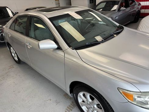 Used 2011 Toyota Camry LE w/ LE Extra-Value Pkg FWD image 2