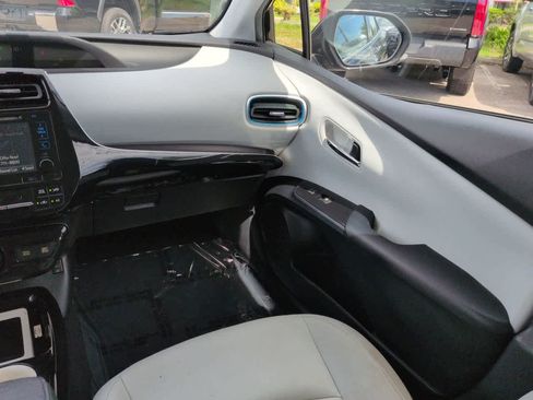 Used 2016 Toyota Prius Four FWD image 16