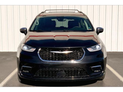 Used 2023 Chrysler Pacifica Limited image 3