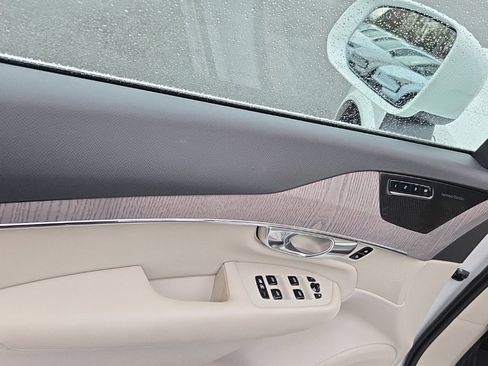 Used 2023 Volvo XC90 T8 Plus image 3