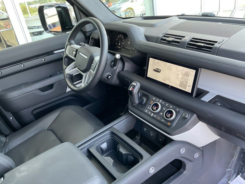 Used 2024 Land Rover Defender 110 X-Dynamic SE AWD/4WD image 32