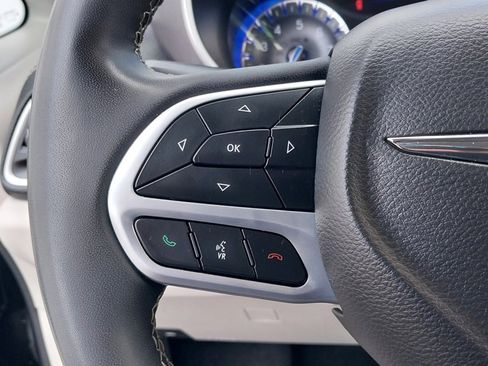 Used 2022 Chrysler Pacifica Touring-L image 24