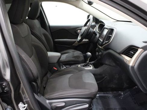 Used 2017 Jeep Cherokee Latitude w/ Comfort/Convenience Group image 11