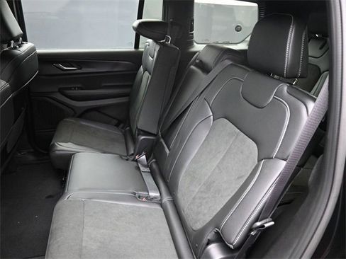 New 2025 Jeep Grand Cherokee L Altitude image 18