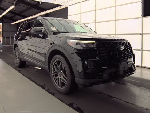Used 2025 Ford Explorer ST-Line w/ ST-Line Street Pack AWD/4WD image 2