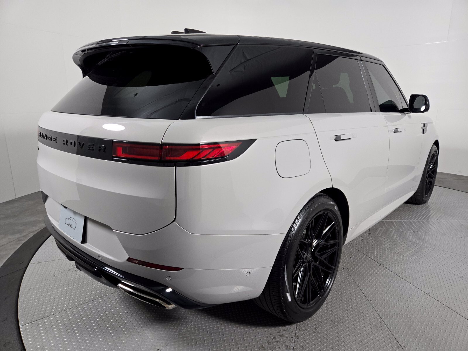 Used 2024 Land Rover Range Rover Sport Dynamic SE AWD/4WD image 2