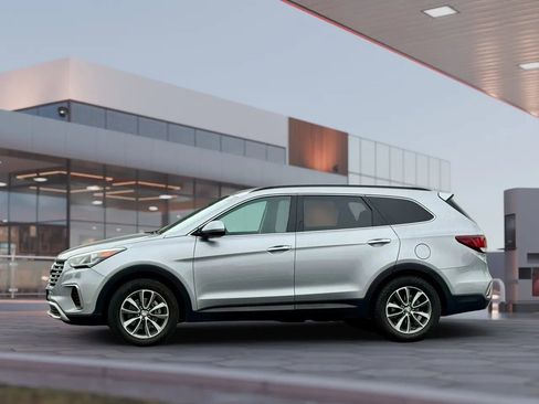 Used 2017 Hyundai Santa Fe SE image 5