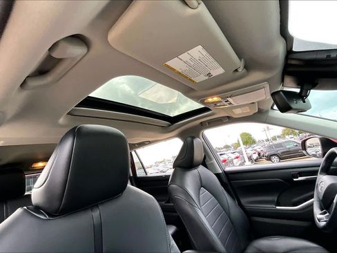 Used 2021 Toyota Highlander XLE image 13