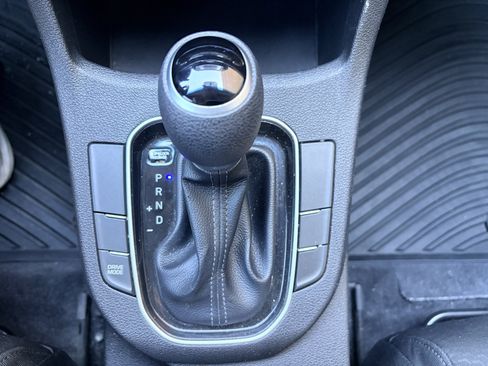 Used 2018 Hyundai Elantra GT FWD image 17