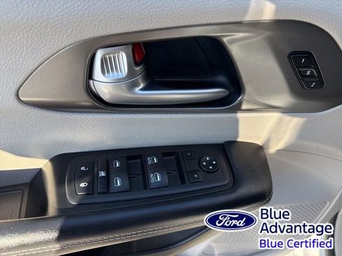 Used 2024 Chrysler Pacifica Touring-L image 15