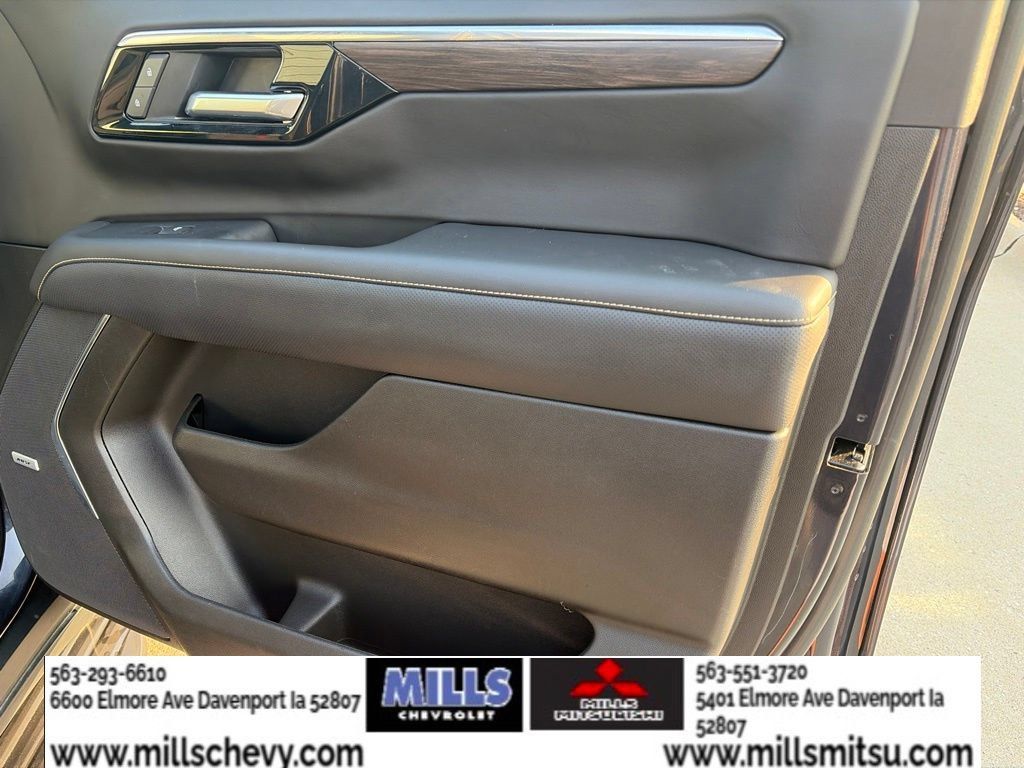 Used 2025 Chevrolet Suburban Premier AWD/4WD image 26