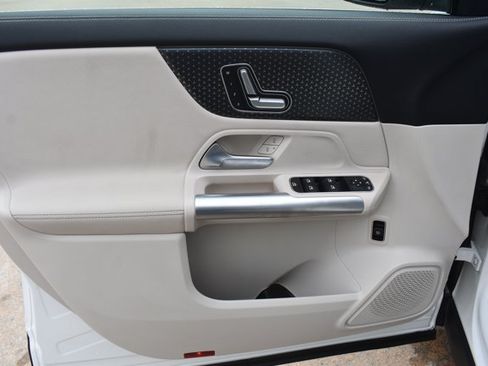 Used 2025 Mercedes-Benz GLA 250 image 11