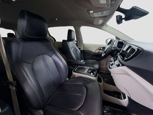 Used 2024 Chrysler Pacifica Touring-L FWD image 29