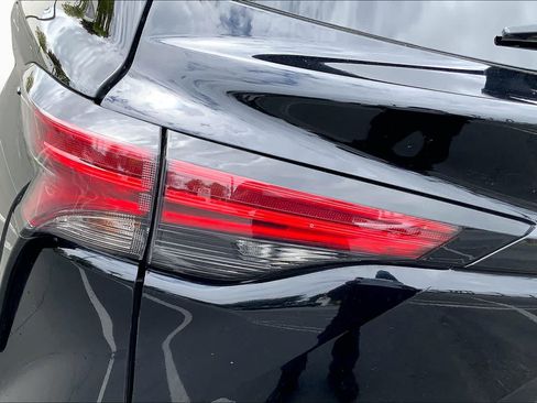 Certified 2024 Toyota Sienna Platinum FWD image 28
