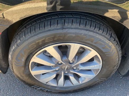 Used 2023 Chrysler Pacifica Touring-L image 15