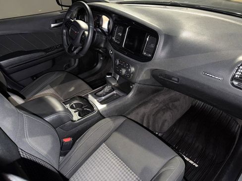 Used 2019 Dodge Charger SXT w/ Blacktop Package image 9
