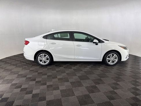 Used 2018 Chevrolet Cruze LT w/ Convenience Package image 4