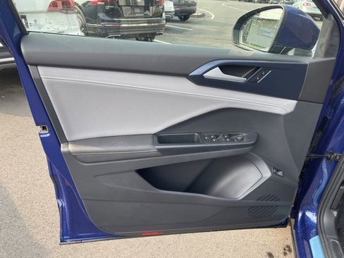 Used 2024 Volkswagen Taos SE w/ Panoramic Sunroof Package image 18