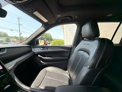 Used 2023 Jeep Grand Cherokee Overland AWD/4WD image 36