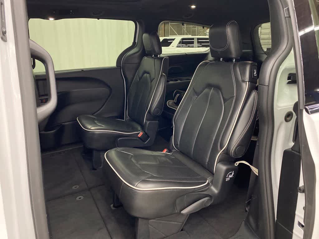 Used 2025 Chrysler Pacifica Limited FWD image 15