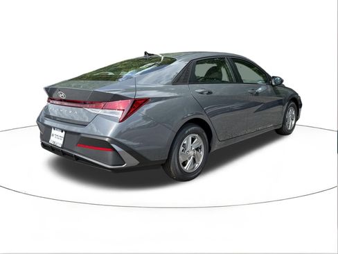 New 2026 Hyundai Elantra SE FWD image 3