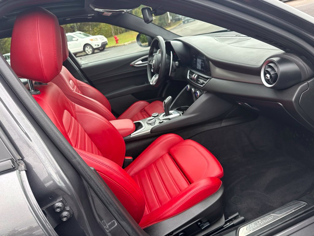 Used 2024 Alfa Romeo Giulia Veloce AWD/4WD image 23