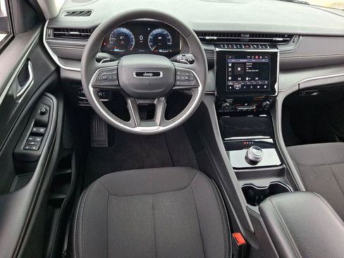 Certified 2023 Jeep Grand Cherokee Laredo AWD/4WD image 11