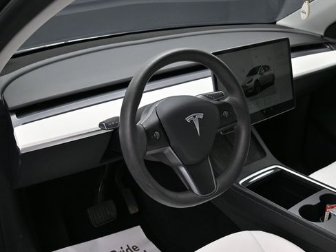 Used 2022 Tesla Model Y Long Range image 17