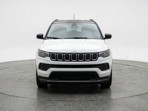 Used 2025 Jeep Compass Latitude AWD/4WD image 2