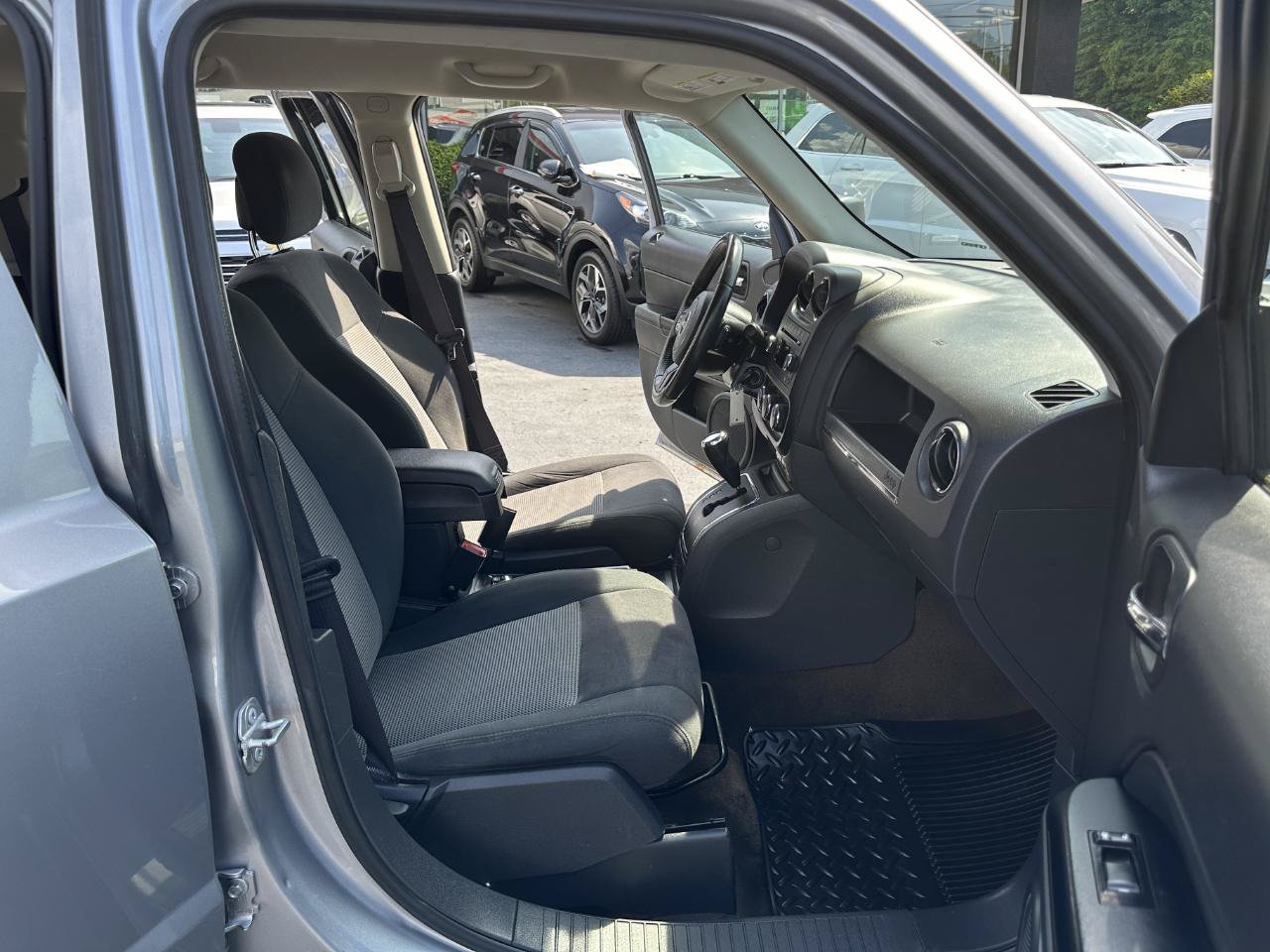 Used 2017 Jeep Patriot Latitude AWD/4WD image 42