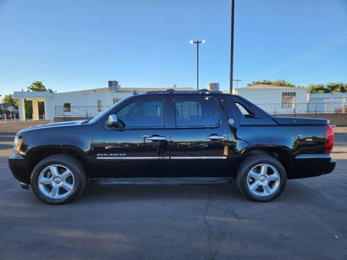 Used 2013 Chevrolet Avalanche LTZ image 2