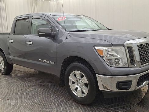 Used 2018 Nissan Titan SV image 5