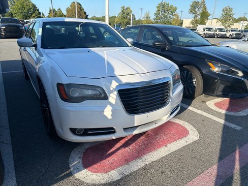 Used 2013 Chrysler 300 S RWD image 4
