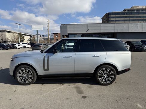 Used 2023 Land Rover Range Rover SE image 2