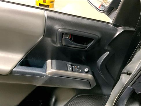 Used 2017 Toyota Tacoma SR5 AWD/4WD image 34