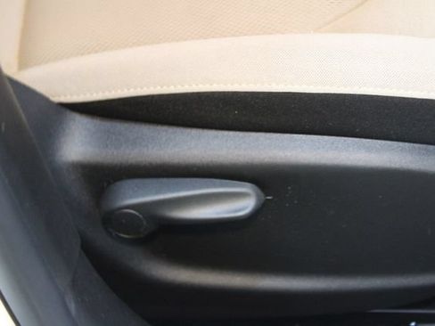 Used 2015 Jeep Renegade Latitude FWD image 11