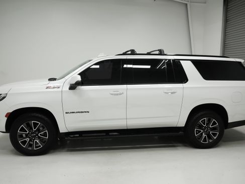 Used 2022 Chevrolet Suburban Z71 w/ Luxury Package AWD/4WD image 5