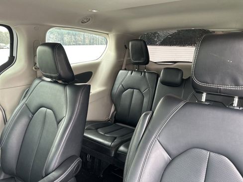 Used 2024 Chrysler Pacifica Select image 12
