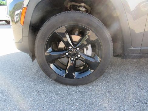 Used 2024 Jeep Grand Cherokee Altitude image 10