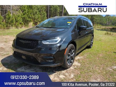 Used 2021 Chrysler Pacifica Limited w/ Uconnect Theater Family Group