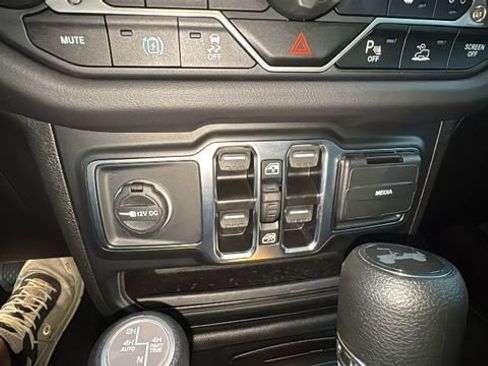 Used 2025 Jeep Wrangler Unlimited Sahara w/ Safety Group image 23